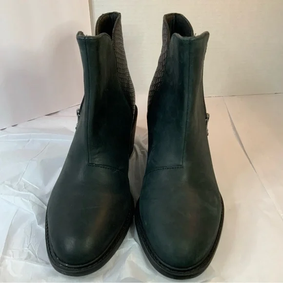 Clarks Linnae Way Black Ankle leather Boots Size 8.5
New without the box - Picture 2 of 16